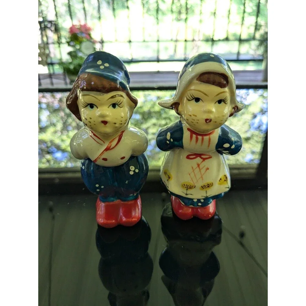 Vintage Kissing Dutch Boy/Girl Salt Pepper Shaker Set Ceramics Japan Tulips Blue